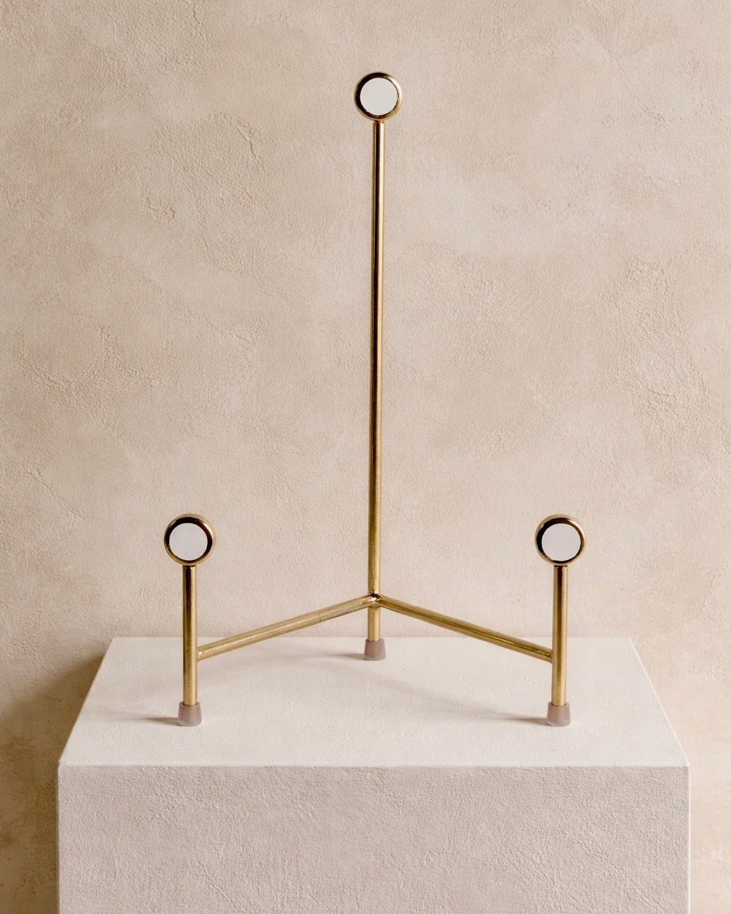 13" Luxe Gold Metal Display Easel - Belaré Home